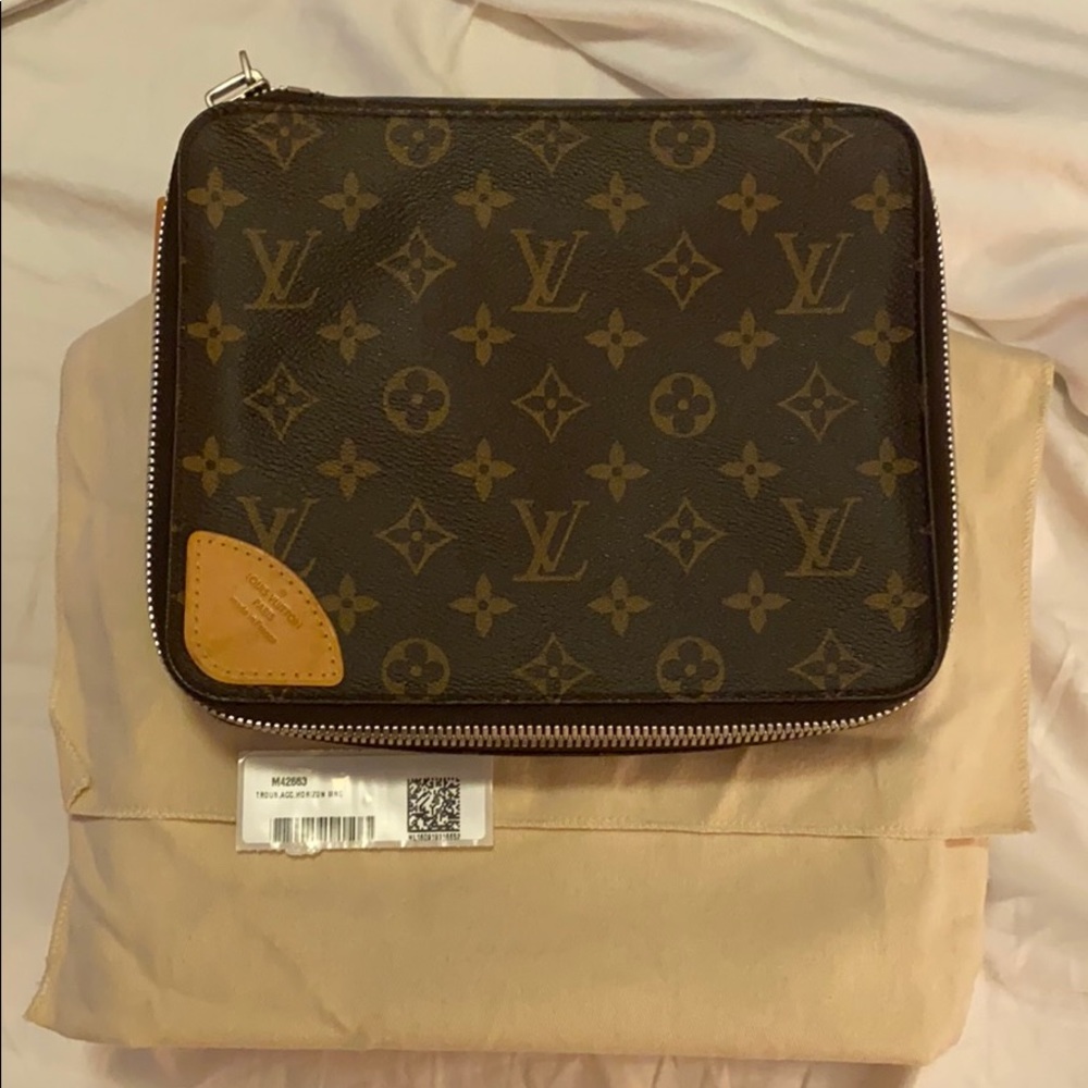 Louis Vuitton monogram horizon accessories pouch